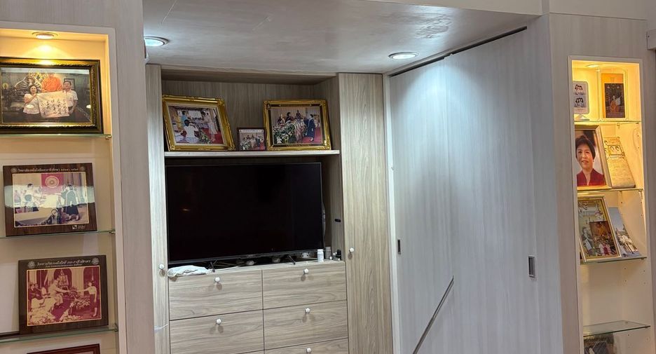 For sale 4 bedrooms townhouse in Yan Nawa, Bangkok