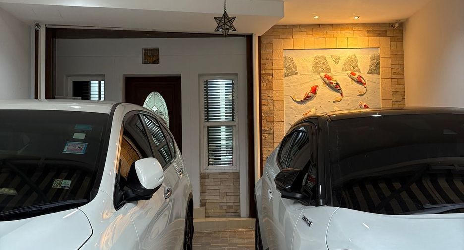 For sale 4 bedrooms townhouse in Yan Nawa, Bangkok