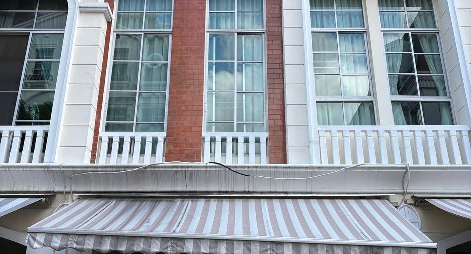 For sale 4 bedrooms townhouse in Yan Nawa, Bangkok
