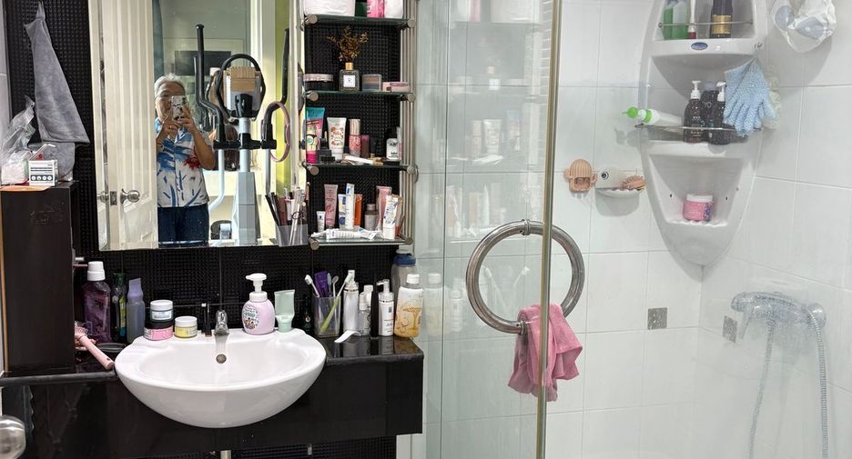 For sale 4 bedrooms townhouse in Yan Nawa, Bangkok