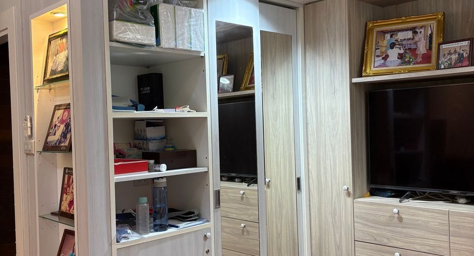 For sale 4 bedrooms townhouse in Yan Nawa, Bangkok