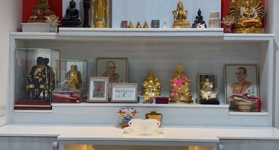For sale 4 bedrooms townhouse in Yan Nawa, Bangkok