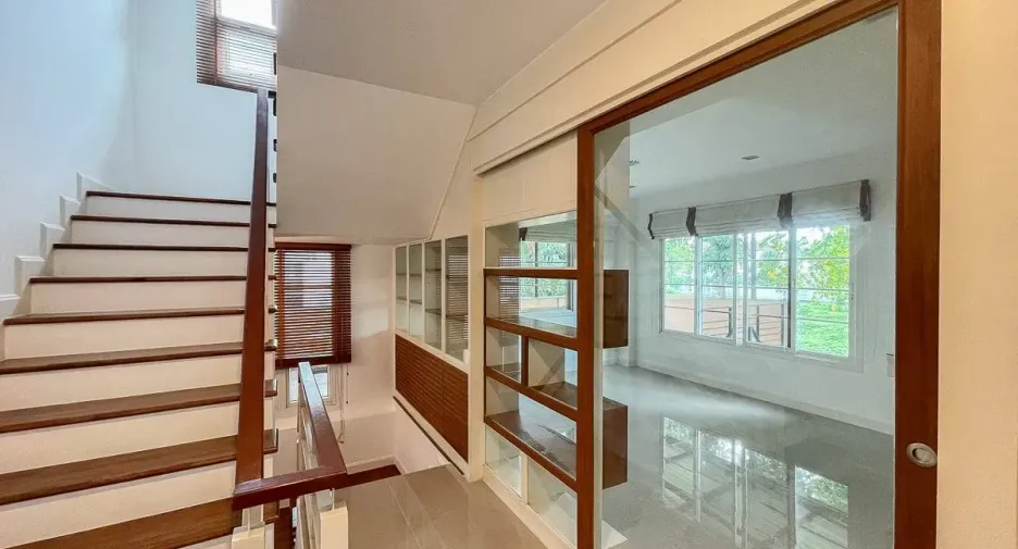 À louer 5 chambres maison à Phasi Charoen, Bangkok