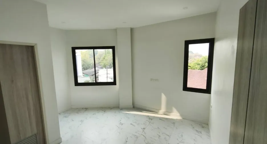 For rent 2 bedrooms townhouse in Mueang Chiang Mai, Chiang Mai