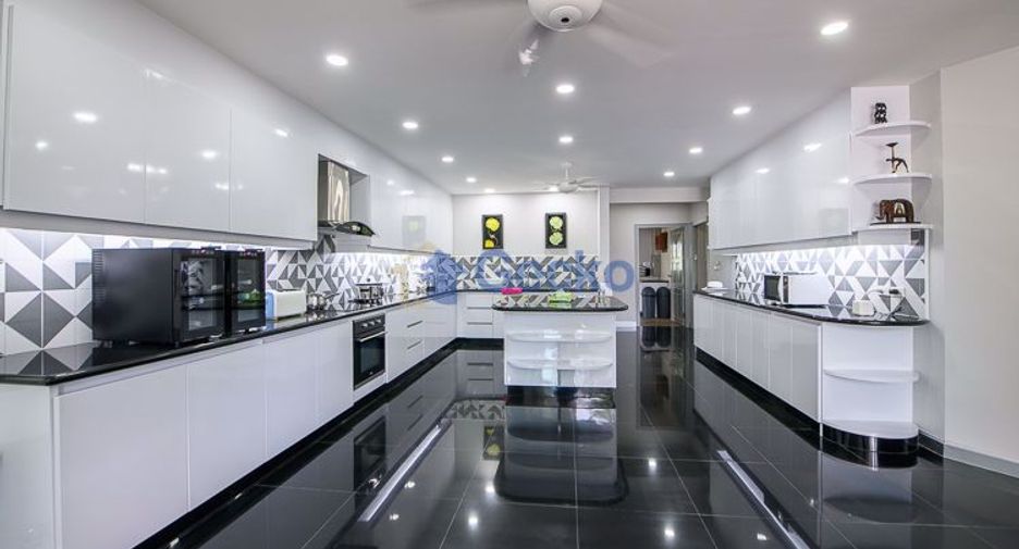 For sale 9 bedrooms house in Sattahip, Chonburi