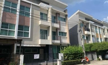 For rent 4 bedrooms townhouse in Suan Luang, Bangkok