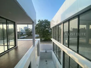 Casa en alquiler de 5 habitaciones en Bang Lamung, Chonburi