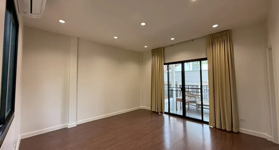 For rent 3 bedrooms house in Khlong Toei, Bangkok