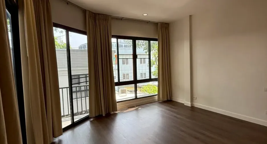 For rent 3 bedrooms house in Khlong Toei, Bangkok