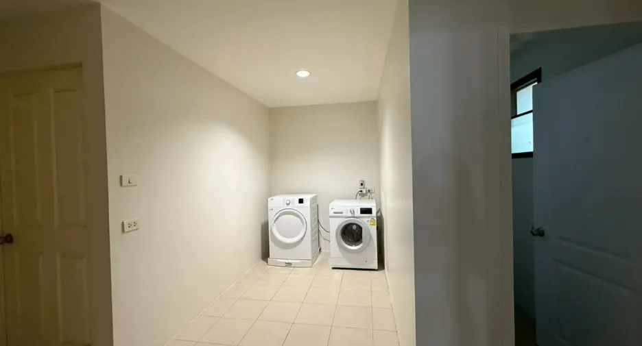 For rent 3 bedrooms house in Khlong Toei, Bangkok