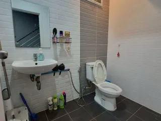 À vendre 3 chambres maison de ville à Pluak Daeng, Rayong