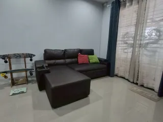 À vendre 3 chambres maison de ville à Pluak Daeng, Rayong