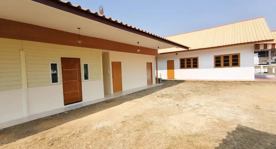 For sale 4 bedrooms house in Mueang Phrae, Phrae