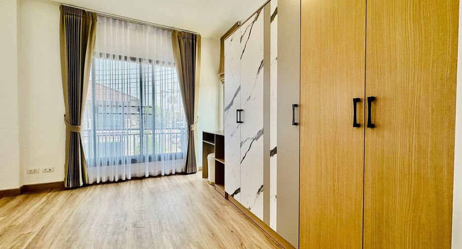 For rent 3 bedrooms townhouse in Mueang Chiang Mai, Chiang Mai