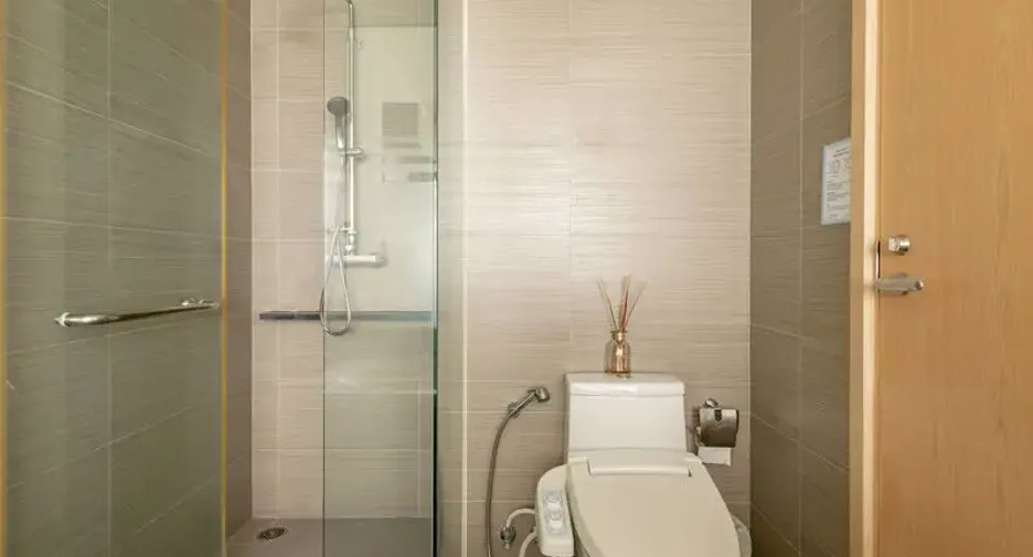 For rent 2 bedrooms condo in Khlong Toei, Bangkok
