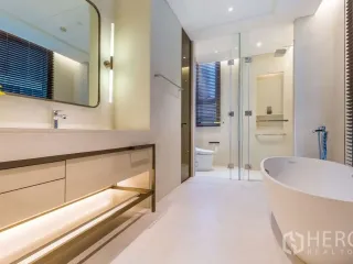 For rent and for sale 2 bedrooms condo in Pathum Wan, Bangkok