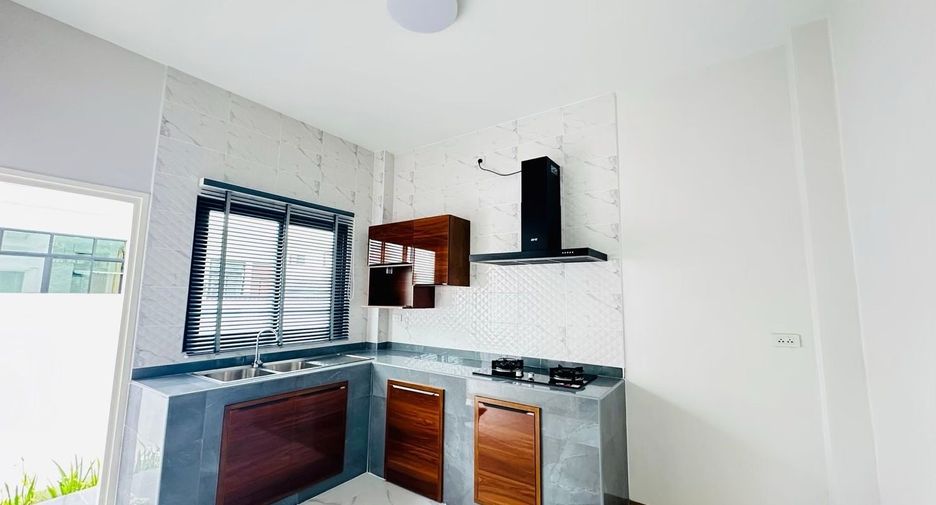 For sale 4 bedrooms house in Mueang Chiang Mai, Chiang Mai