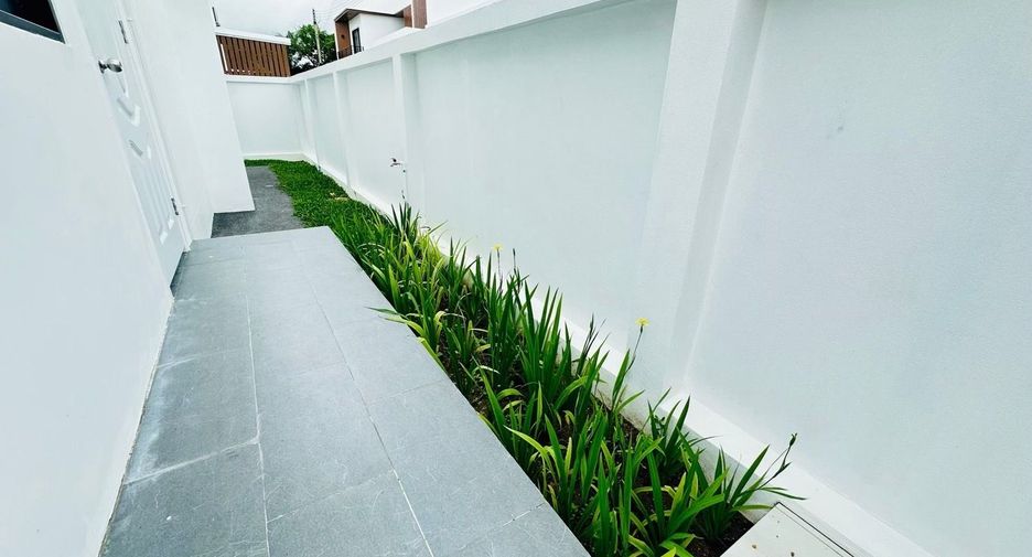 For sale 4 bedrooms house in Mueang Chiang Mai, Chiang Mai