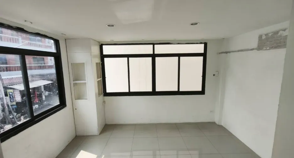 For rent 4 bedrooms retail Space in Mueang Chiang Mai, Chiang Mai