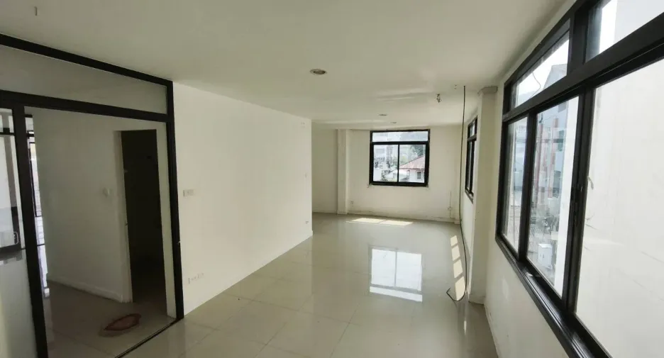 For rent 4 bedrooms retail Space in Mueang Chiang Mai, Chiang Mai