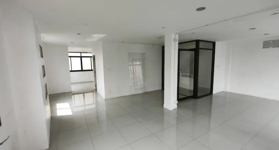 For rent 4 bedrooms retail Space in Mueang Chiang Mai, Chiang Mai