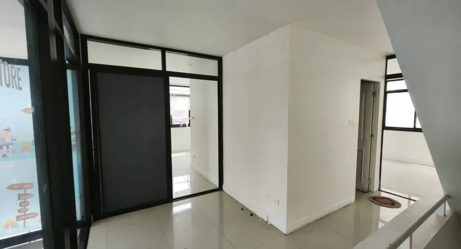 For rent 4 bedrooms retail Space in Mueang Chiang Mai, Chiang Mai