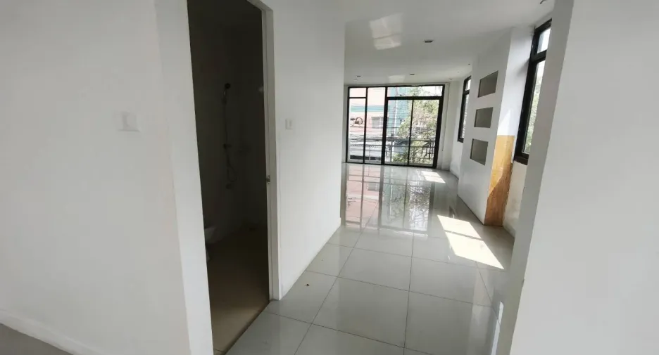 For rent 4 bedrooms retail Space in Mueang Chiang Mai, Chiang Mai