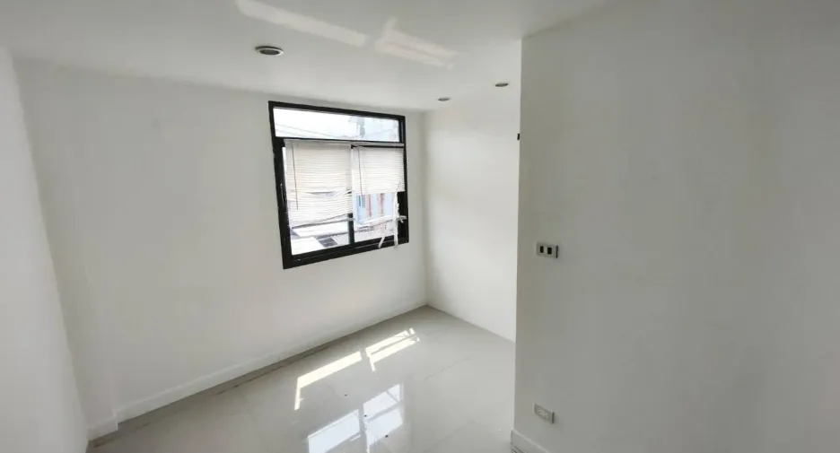 For rent 4 bedrooms retail Space in Mueang Chiang Mai, Chiang Mai