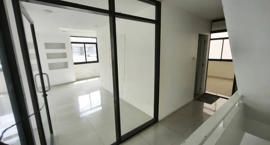 For rent 4 bedrooms retail Space in Mueang Chiang Mai, Chiang Mai
