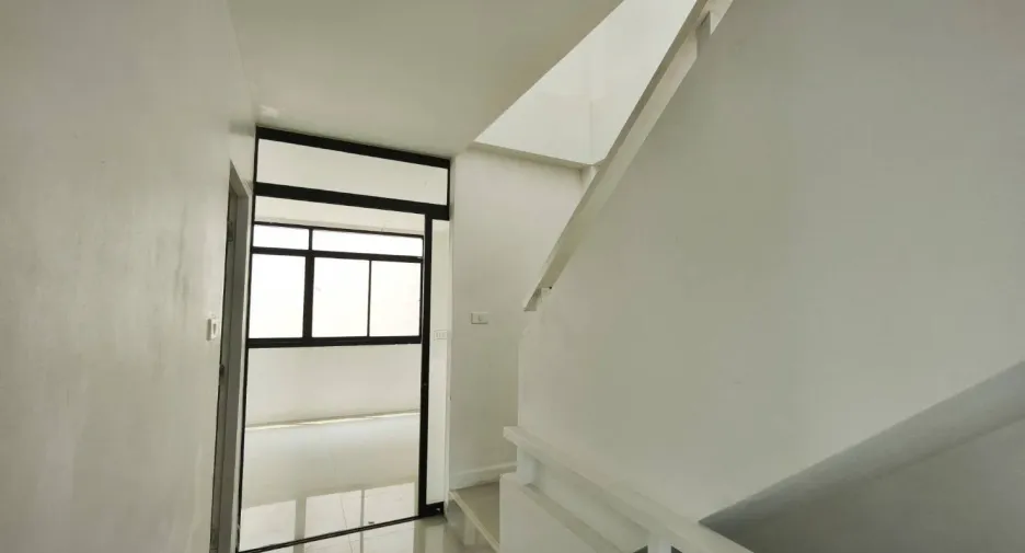 For rent 4 bedrooms retail Space in Mueang Chiang Mai, Chiang Mai