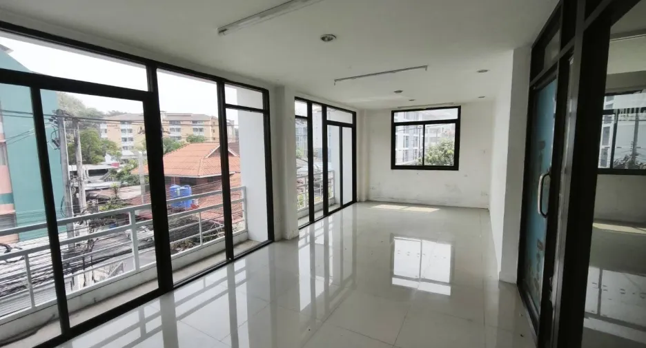For rent 4 bedrooms retail Space in Mueang Chiang Mai, Chiang Mai