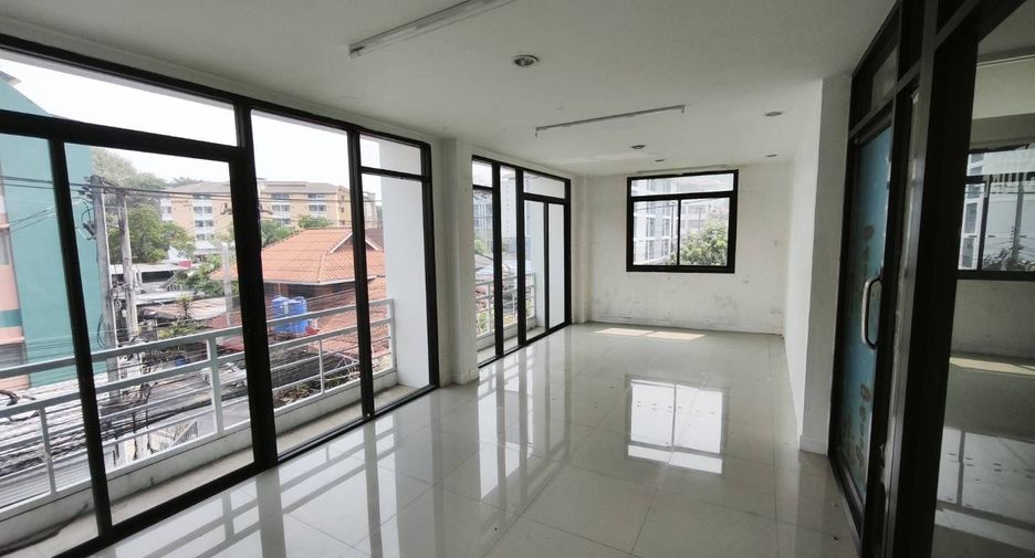 For rent 4 bedrooms retail Space in Mueang Chiang Mai, Chiang Mai