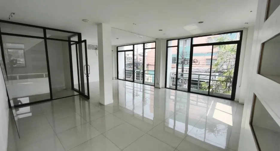 For rent 4 bedrooms retail Space in Mueang Chiang Mai, Chiang Mai