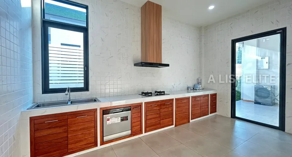For rent 5 bedrooms house in Bang Lamung, Chonburi