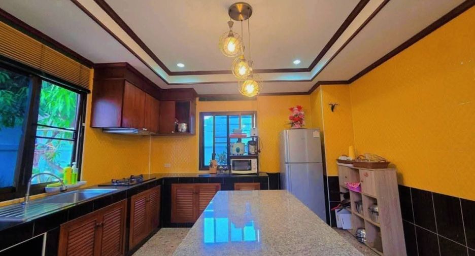 À vendre et à louer 5 chambres villa à Bang Lamung, Chonburi