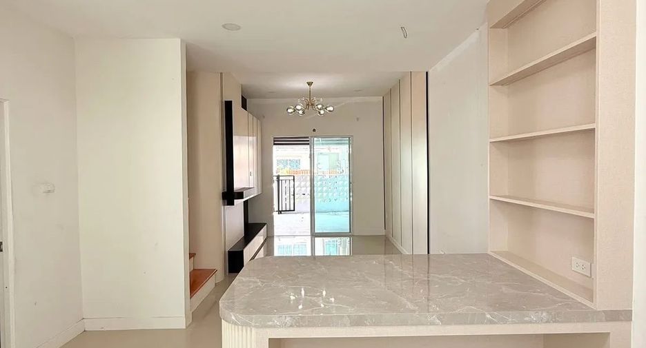 For sale 3 bedrooms townhouse in Bang Lamung, Chonburi