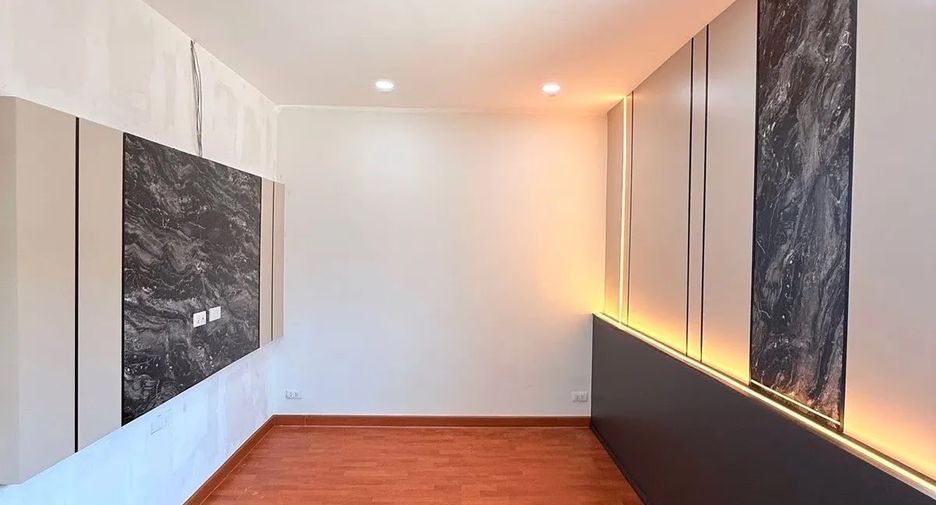 For sale 3 bedrooms townhouse in Bang Lamung, Chonburi