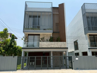 For sale 4 bedrooms townhouse in Lat Krabang, Bangkok