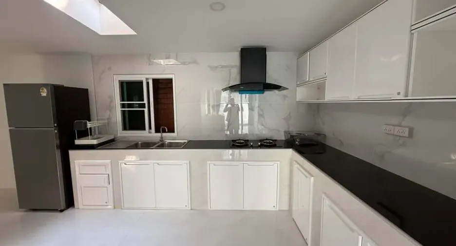For rent 4 bedrooms house in Mueang Chiang Mai, Chiang Mai