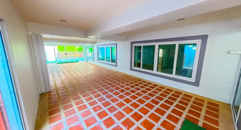 For rent and for sale 6 bedrooms house in Bang Lamung, Chonburi