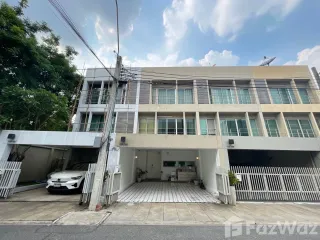 For rent 3 bedrooms townhouse in Suan Luang, Bangkok