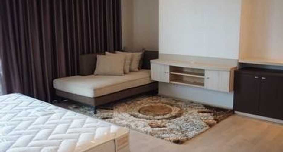 For rent 3 bedrooms condo in Khlong Toei, Bangkok