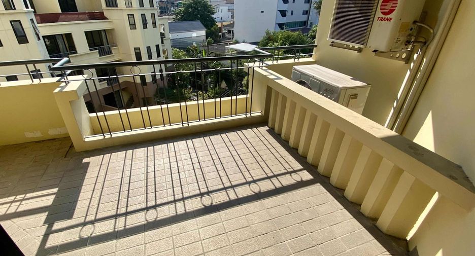 For rent 3 bedrooms condo in Watthana, Bangkok