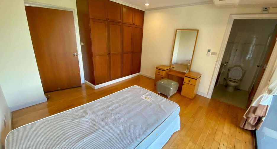 For rent 3 bedrooms condo in Watthana, Bangkok