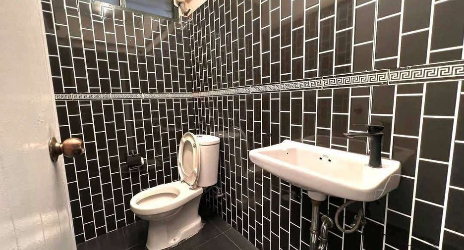 For rent 3 ベッドルーム townhouse in Watthana, Bangkok