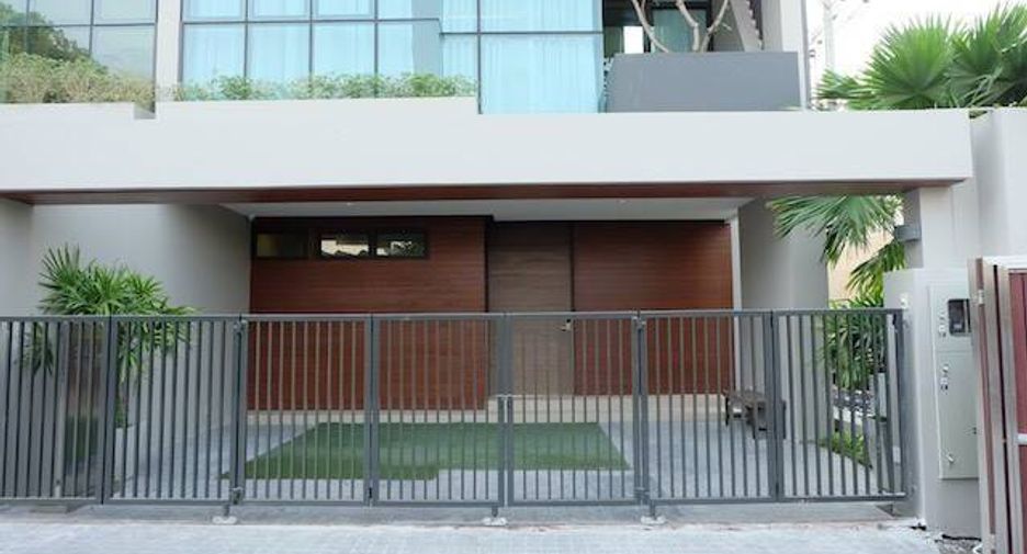 For rent 3 bedrooms house in Watthana, Bangkok