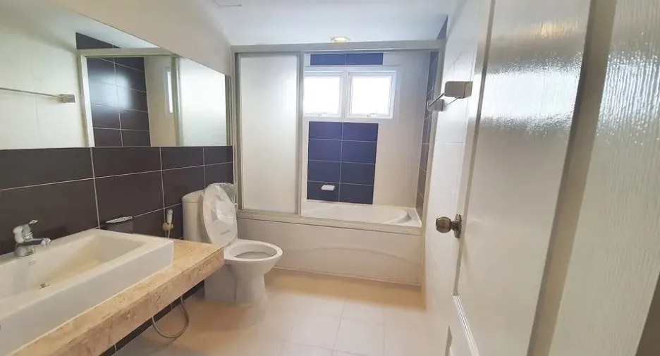 For rent 2 bedrooms condo in Watthana, Bangkok