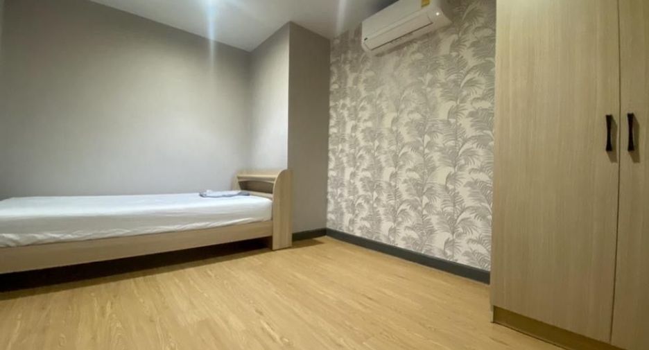 For rent 3 bedrooms condo in Yan Nawa, Bangkok
