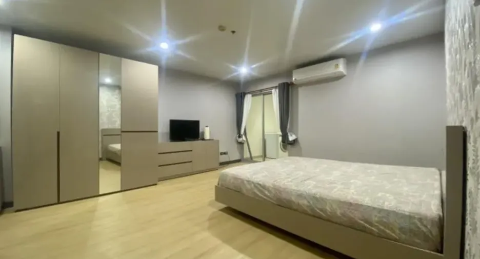 For rent 3 bedrooms condo in Yan Nawa, Bangkok