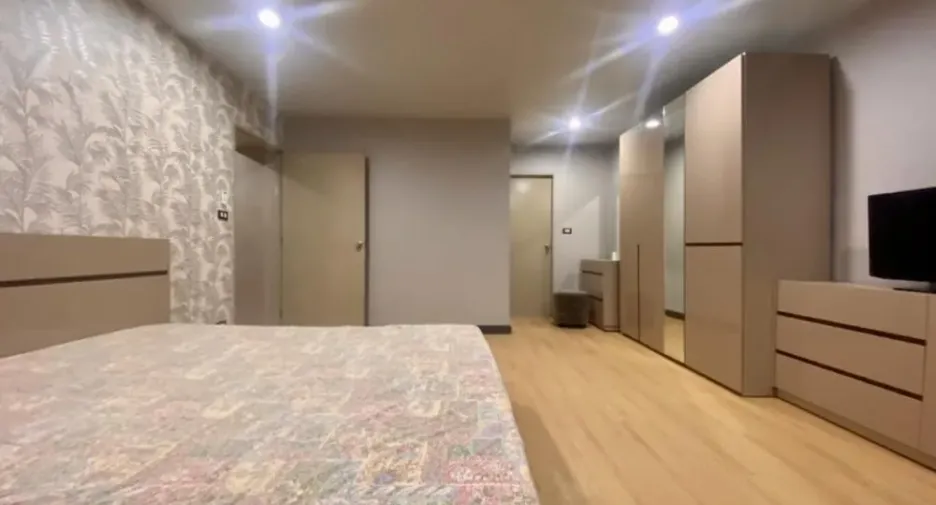 For rent 3 bedrooms condo in Yan Nawa, Bangkok